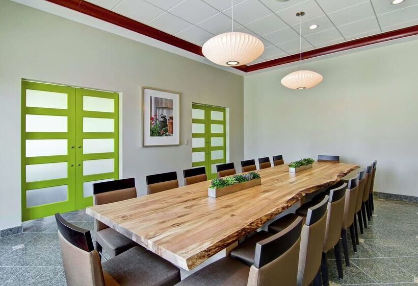 فندق Hilton Garden Inn Ottawa Airport