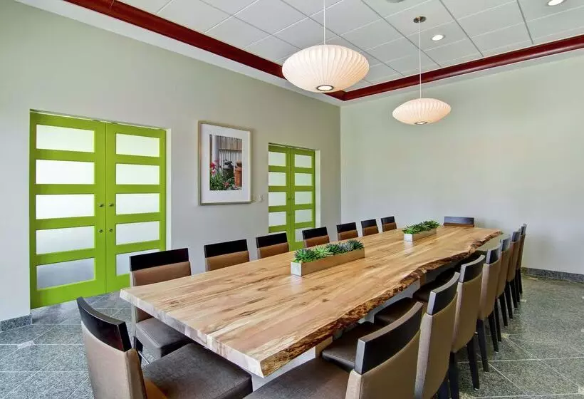 هتل Hilton Garden Inn Ottawa Airport