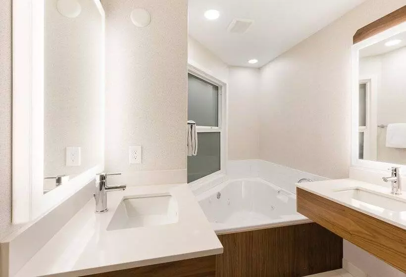 בית מלון כפרי Holiday Inn Express Grande Prairie, An Ihg