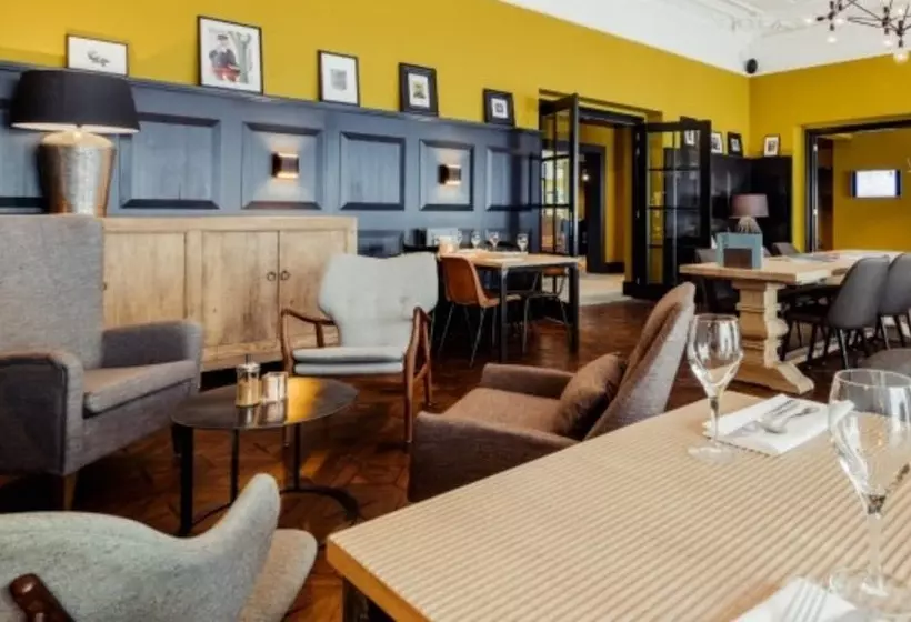 Post Plaza Hotel & Grand Café