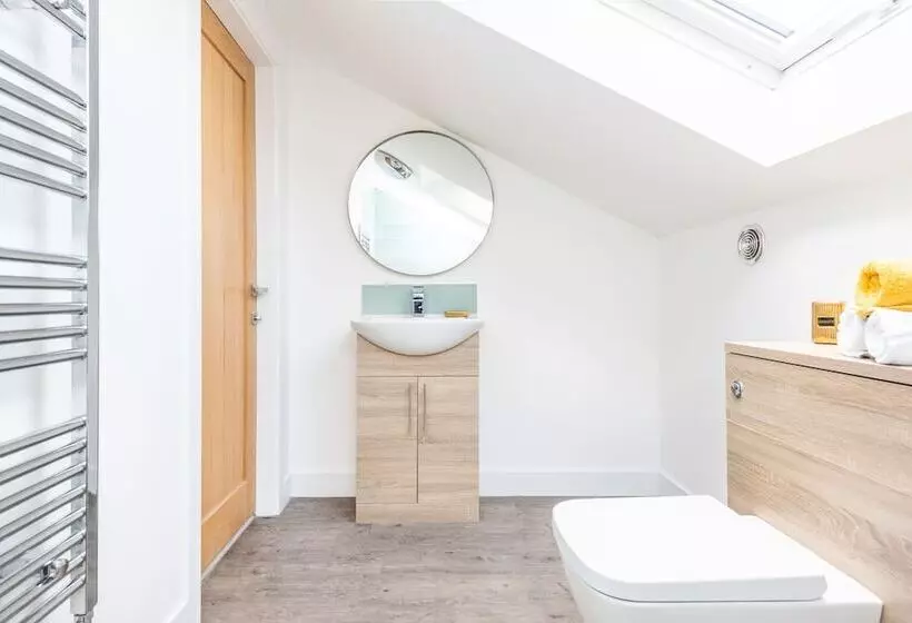 Captivating 4 Bed House In Lincoln