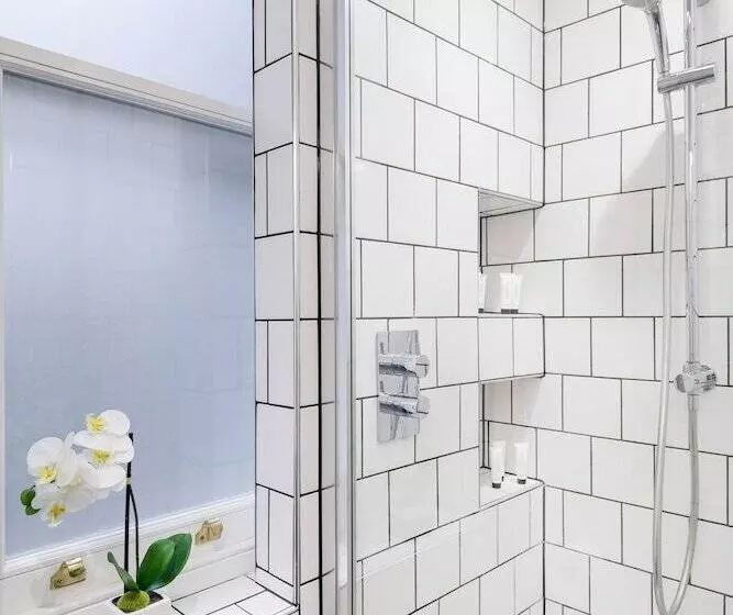 Urban Chic  Shaftesbury