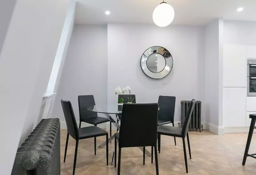 Urban Chic  Shaftesbury