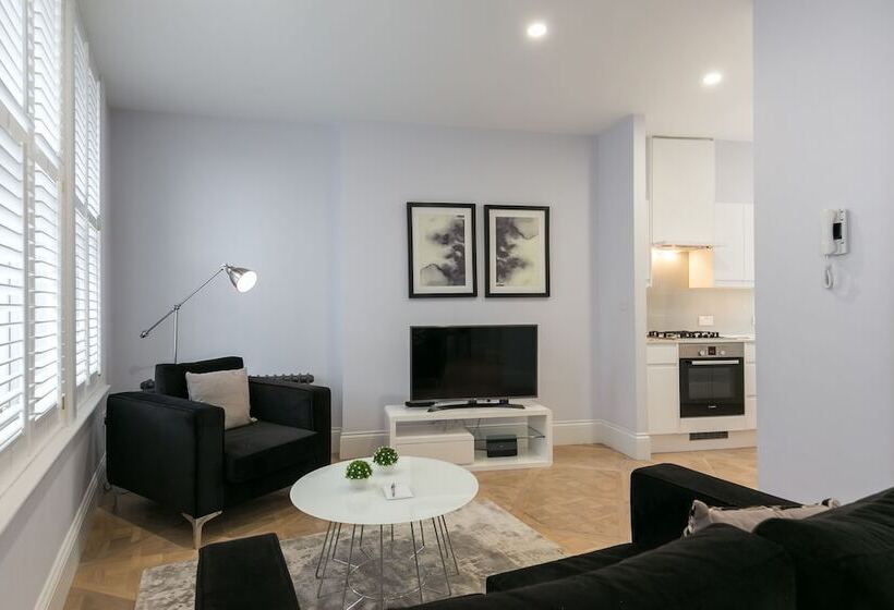 Urban Chic  Shaftesbury