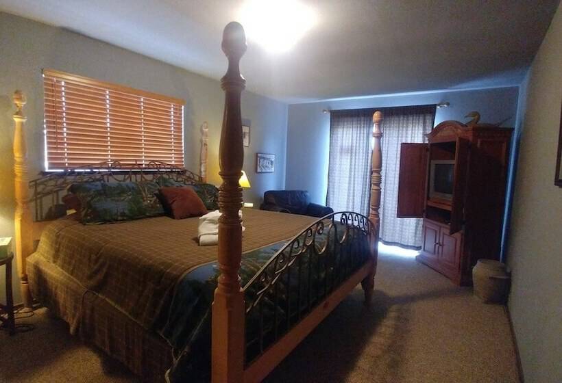 Waterfront Home, Close To A Variety Of Activities