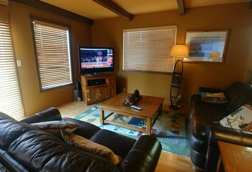 Waterfront Home, Close To A Variety Of Activities