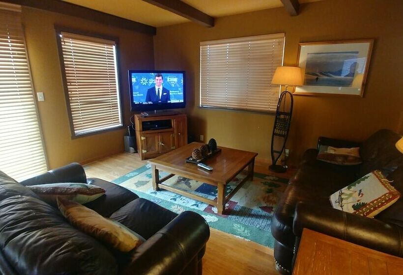 Waterfront Home, Close To A Variety Of Activities