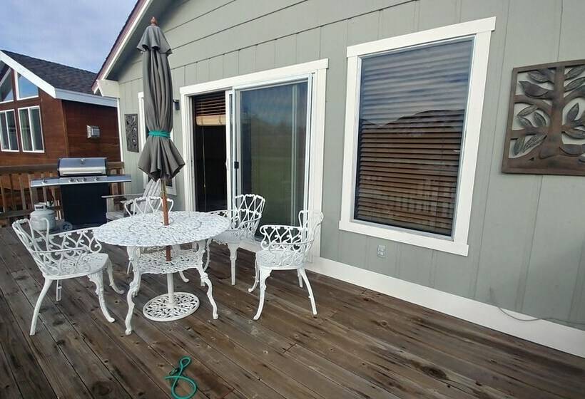 Waterfront Home, Close To A Variety Of Activities