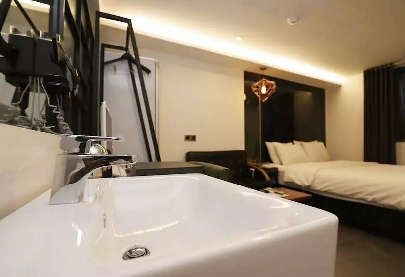 The Unique Hotel 28