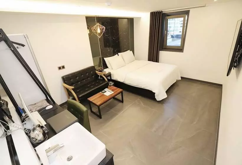 The Unique Hotel 28