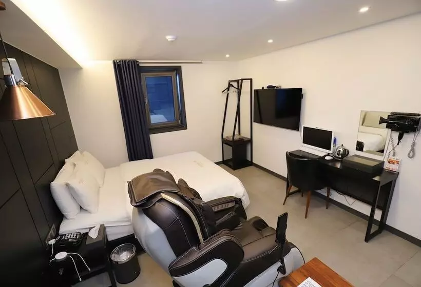 The Unique Hotel 28