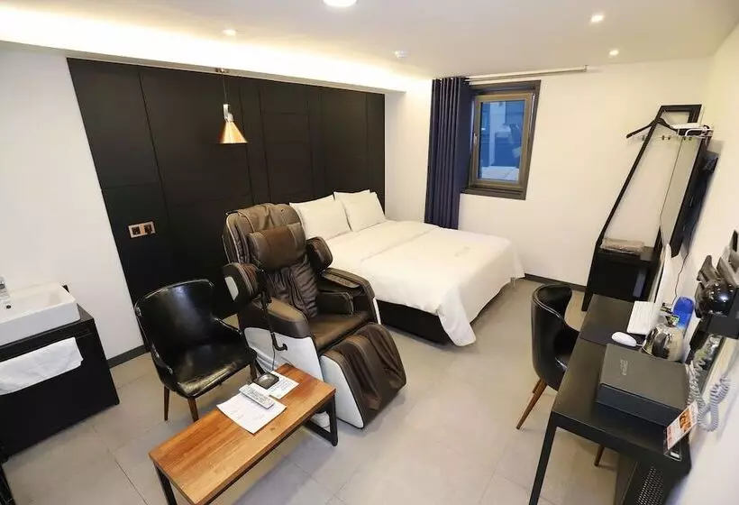 The Unique Hotel 28