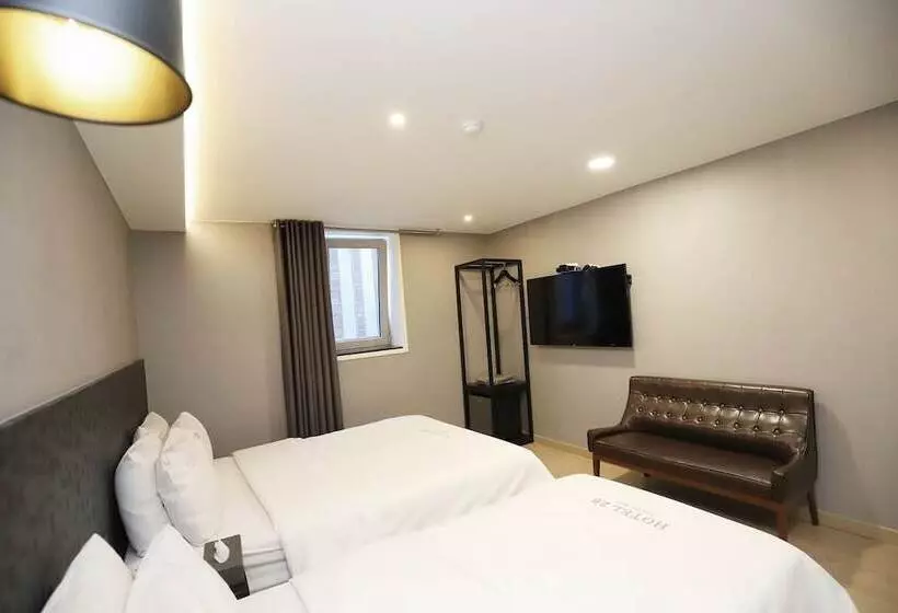 The Unique Hotel 28