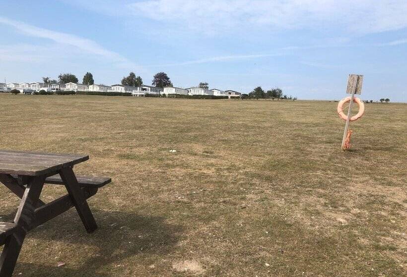 Luxury 2 Bedroom Caravan At Mersea Island Holiday