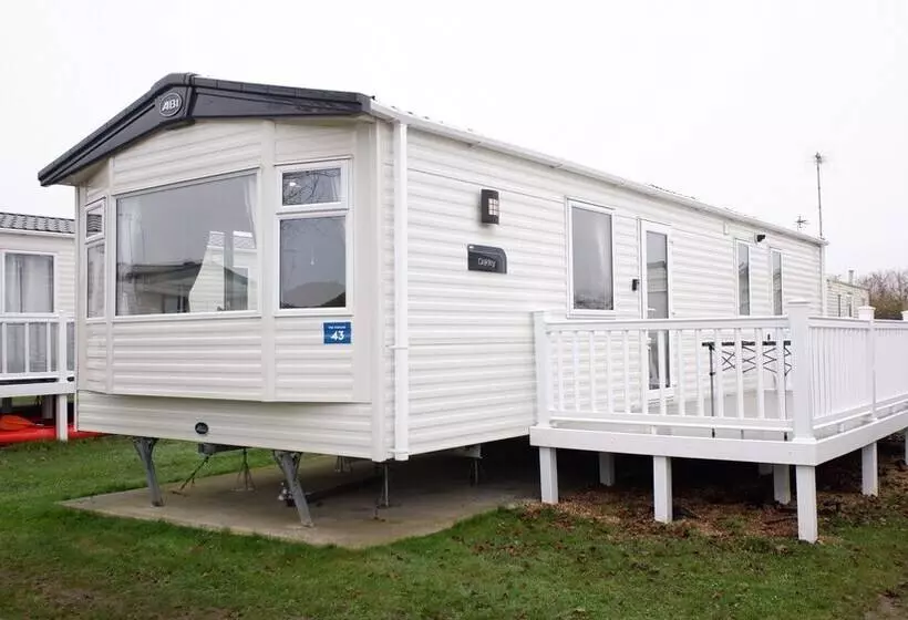 Luxury 2 Bedroom Caravan At Mersea Island Holiday