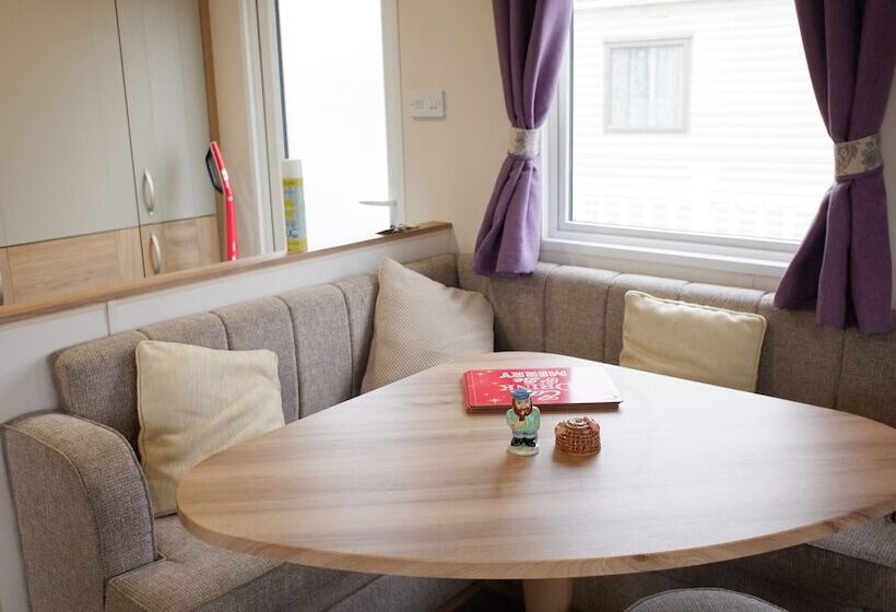 Luxury 2 Bedroom Caravan At Mersea Island Holiday