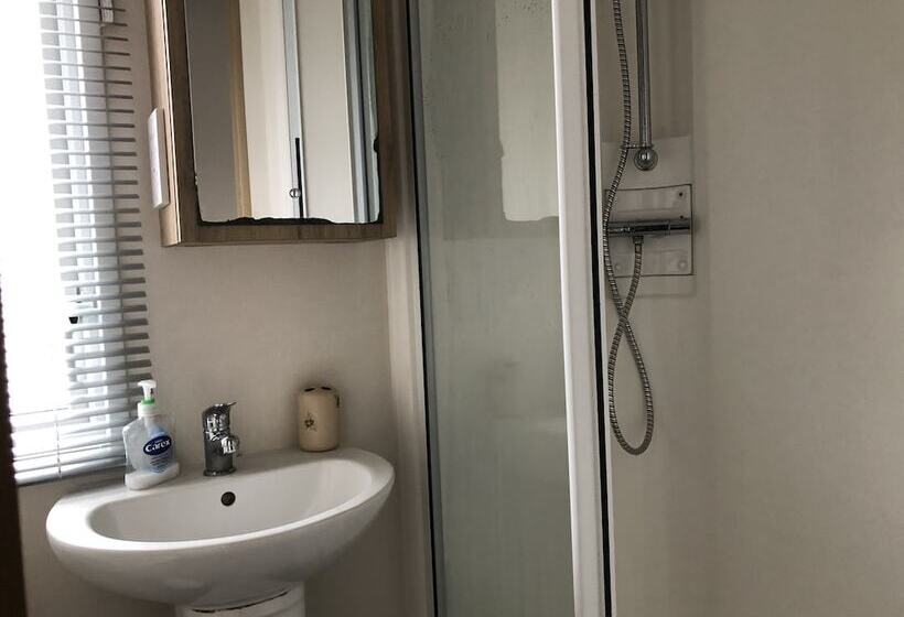 Luxury 2 Bedroom Caravan At Mersea Island Holiday