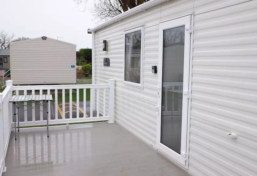 Luxury 2 Bedroom Caravan At Mersea Island Holiday