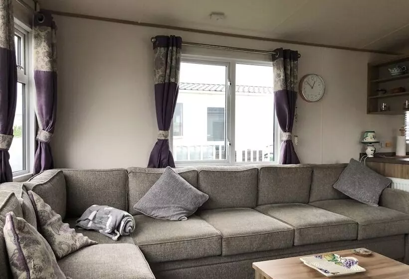 Luxury 2 Bedroom Caravan At Mersea Island Holiday