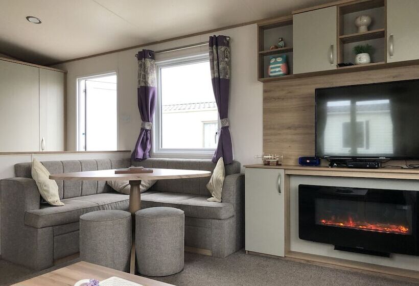 Luxury 2 Bedroom Caravan At Mersea Island Holiday
