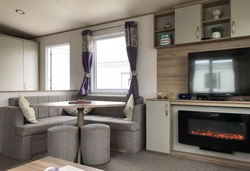 Luxury 2 Bedroom Caravan At Mersea Island Holiday