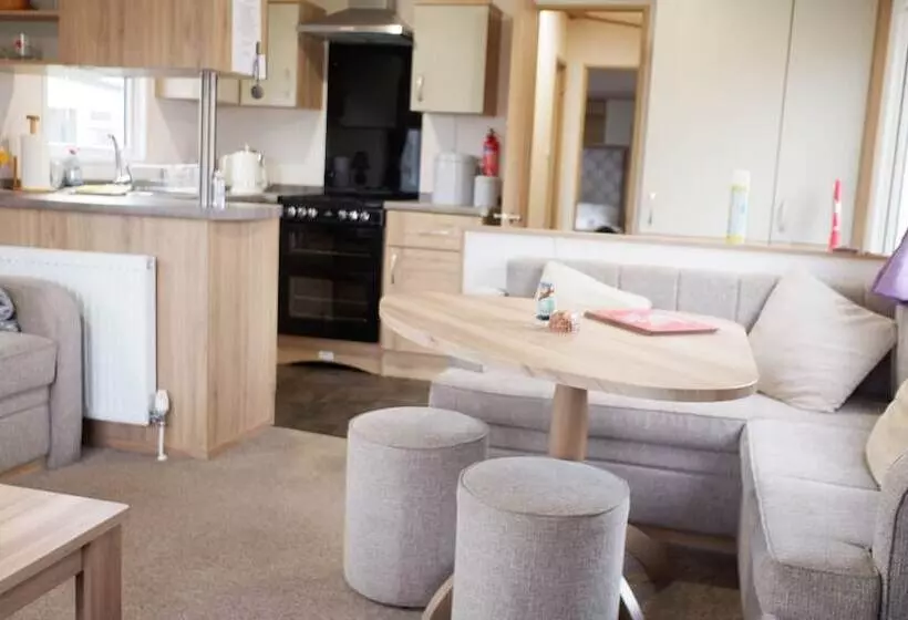 Luxury 2 Bedroom Caravan At Mersea Island Holiday