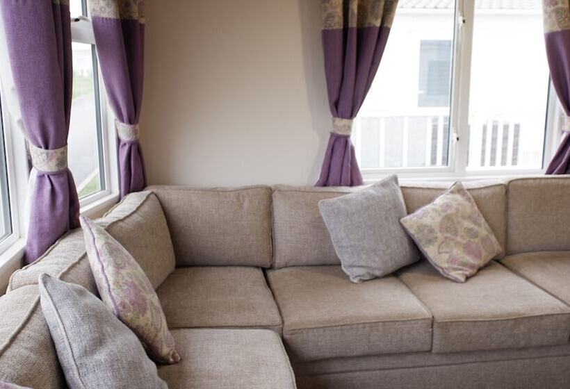 Luxury 2 Bedroom Caravan At Mersea Island Holiday