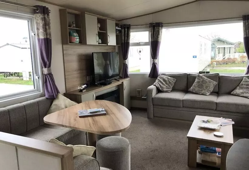 Luxury 2 Bedroom Caravan At Mersea Island Holiday