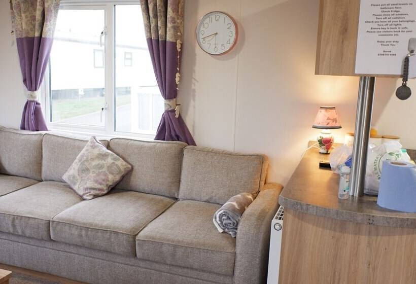Luxury 2 Bedroom Caravan At Mersea Island Holiday