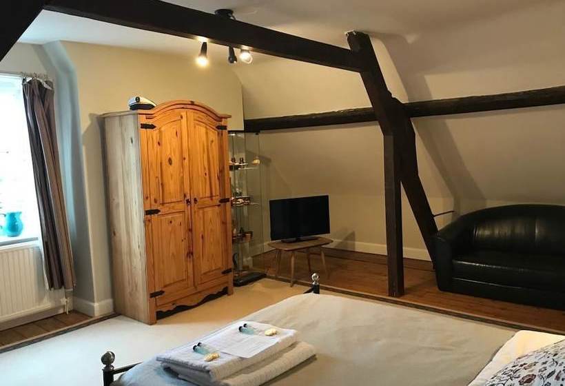 بنسيون The Hollies