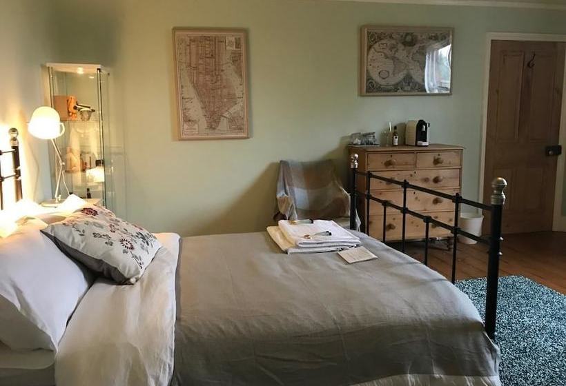 بنسيون The Hollies