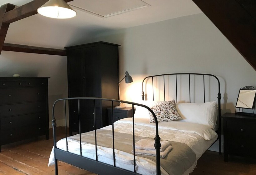 بنسيون The Hollies