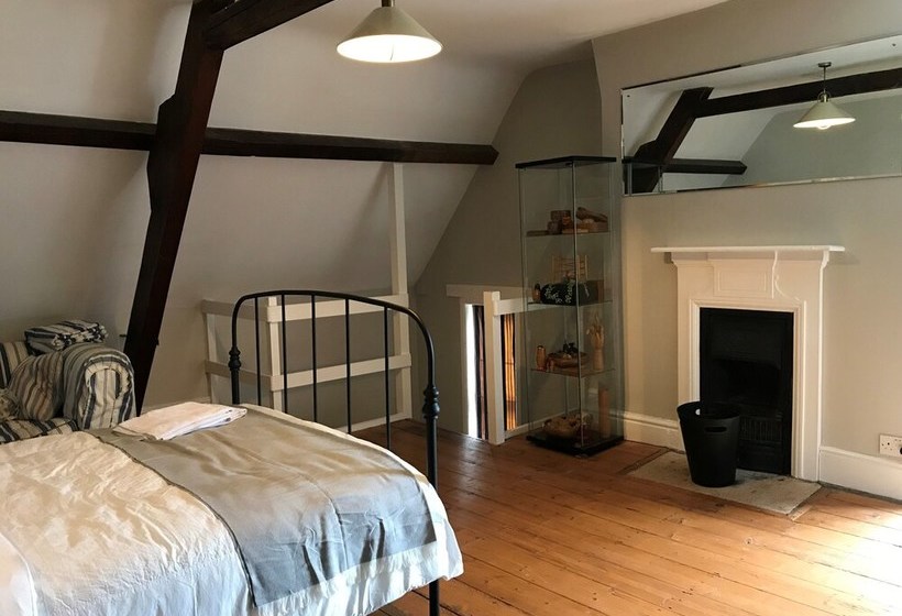 بنسيون The Hollies