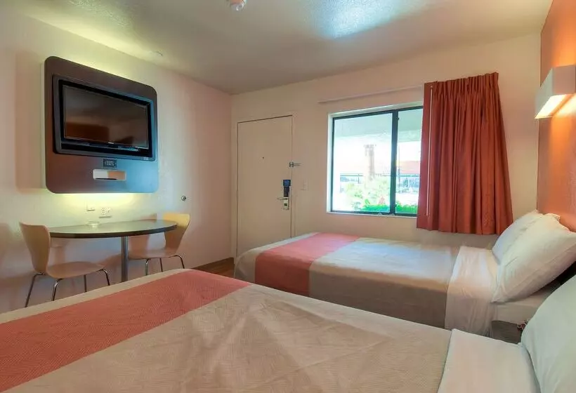 Motel 6palm Springs, Ca  Downtown