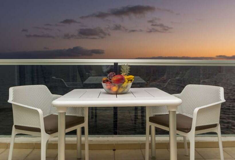 Pearly Grey Ocean Club Apartments & Suites