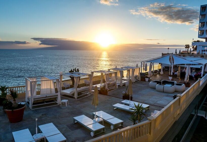 Pearly Grey Ocean Club Apartments & Suites