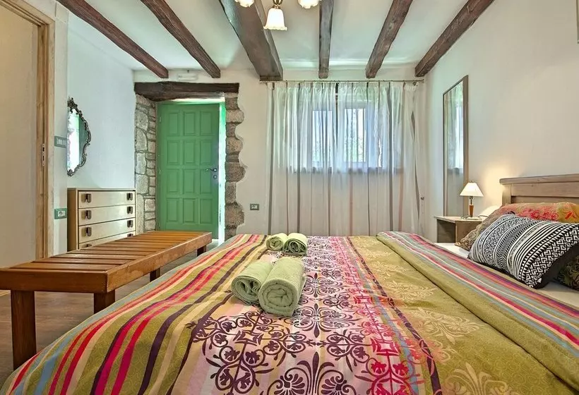 Charming Cottage With Pool Near Tinjan & The Beach