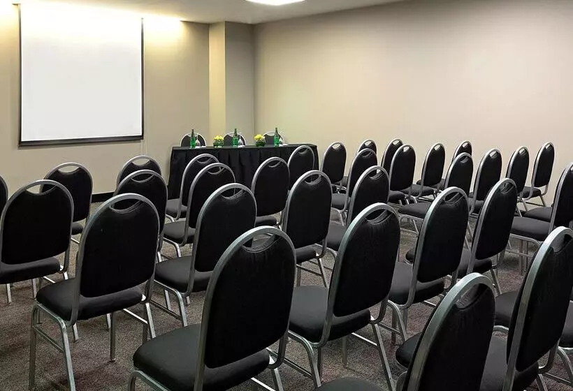 هتل NH Buenos Aires 9 De Julio