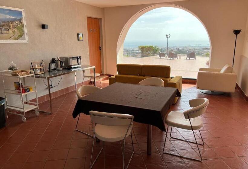 بنسيون Villa Leucatia