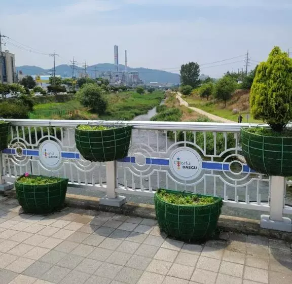 پانسیون Chenal Motel