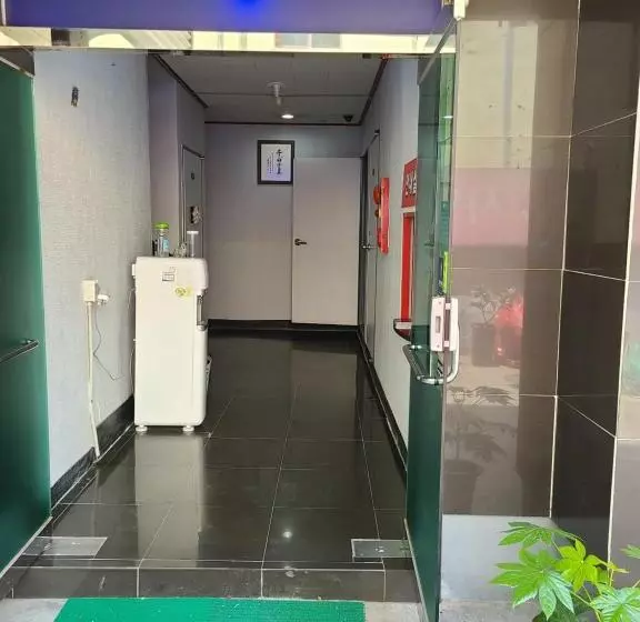 پانسیون Chenal Motel