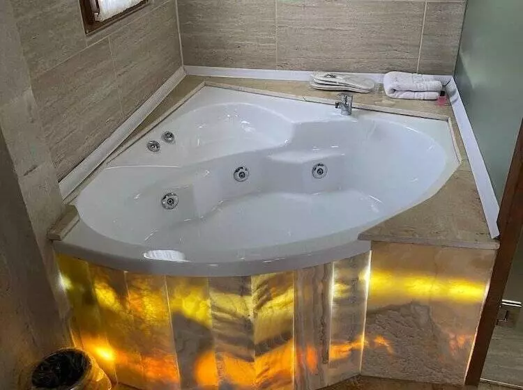 هتل Zuwinasa House