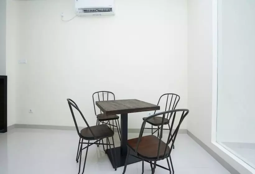 Hotel Oyo 90439 Dkp 32