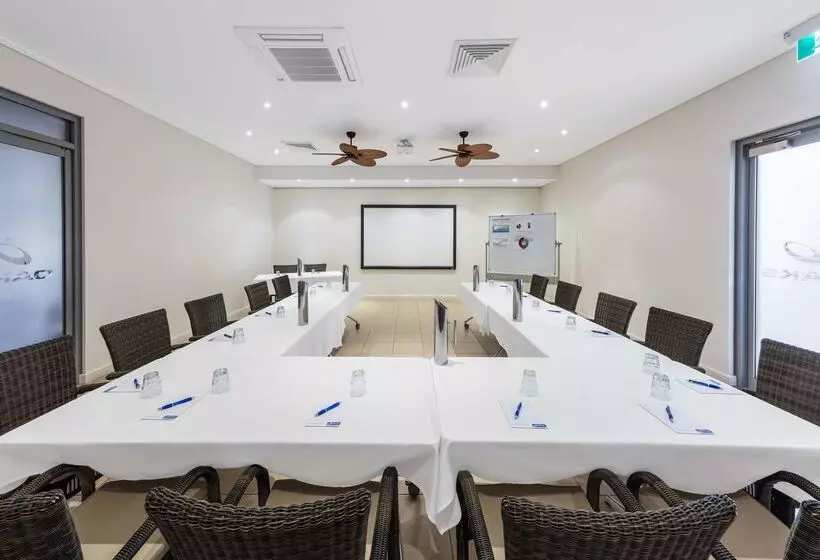 Отель Oaks Broome