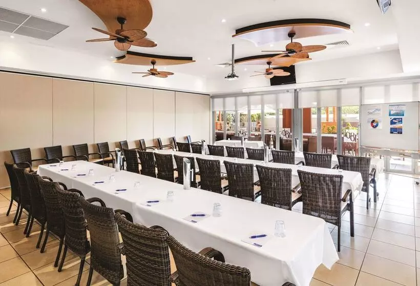 Отель Oaks Broome