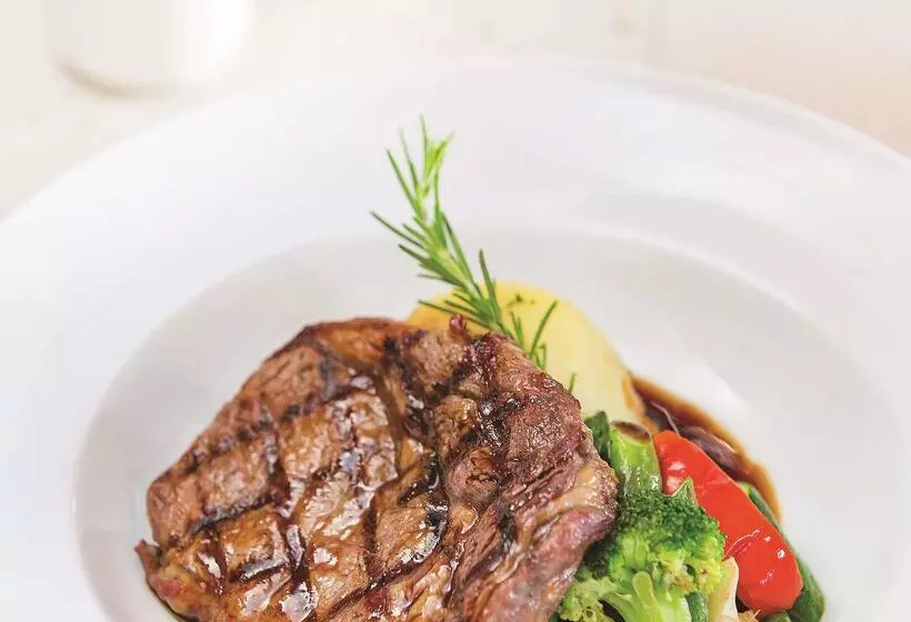 Отель Oaks Broome