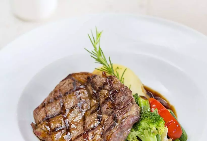 Отель Oaks Broome