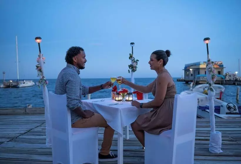 Отель Sunbreeze Suites