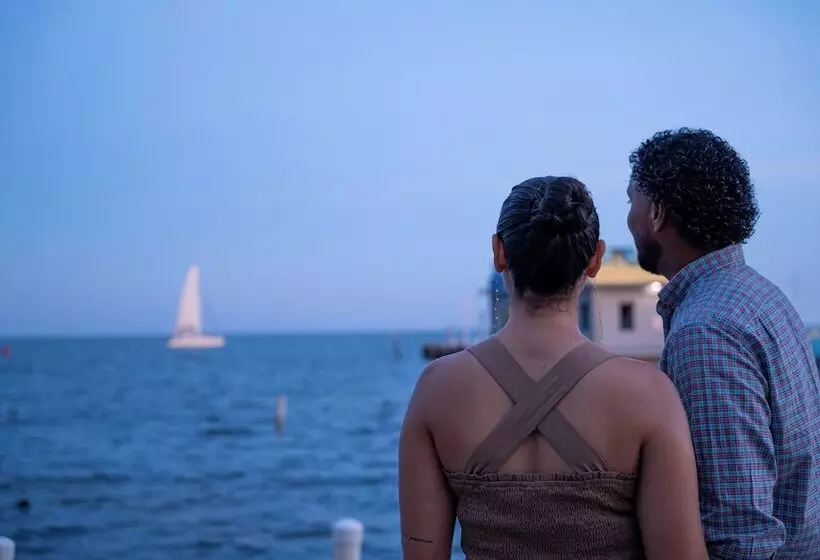 Отель Sunbreeze Suites