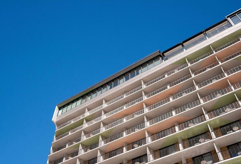 Отель The Island Gold Coast